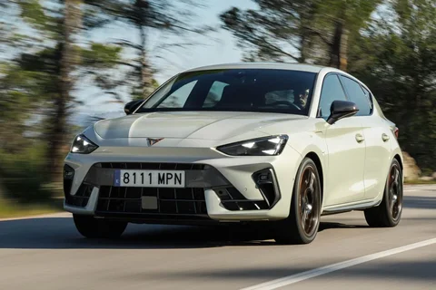 Cupra Leon 1.5 e-Hybrid Essential 2024 view 11