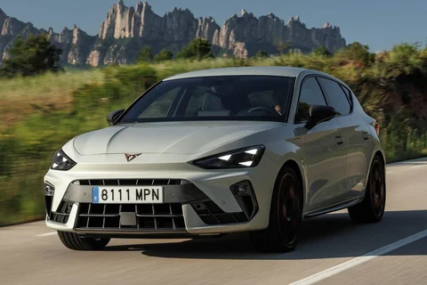 Cupra Leon 1.5 e-Hybrid Essential 2024 view 12