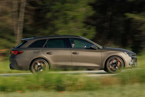 Cupra Leon Sportstourer 1.5 e-Hybrid Essential 2024 view 2