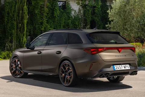 Cupra Leon Sportstourer 1.5 e-Hybrid Essential 2024 view 3