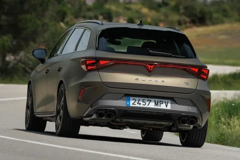 Cupra Leon Sportstourer 1.5 e-Hybrid Essential 2024 view 4