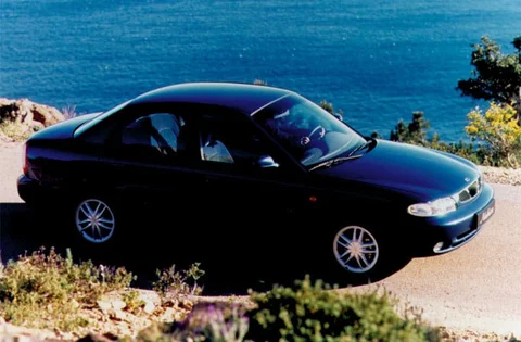 Daewoo Nubira 2.0 CDX 1997 view 2