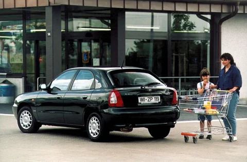 Daewoo Nubira 2.0 CDX 1997 view 2