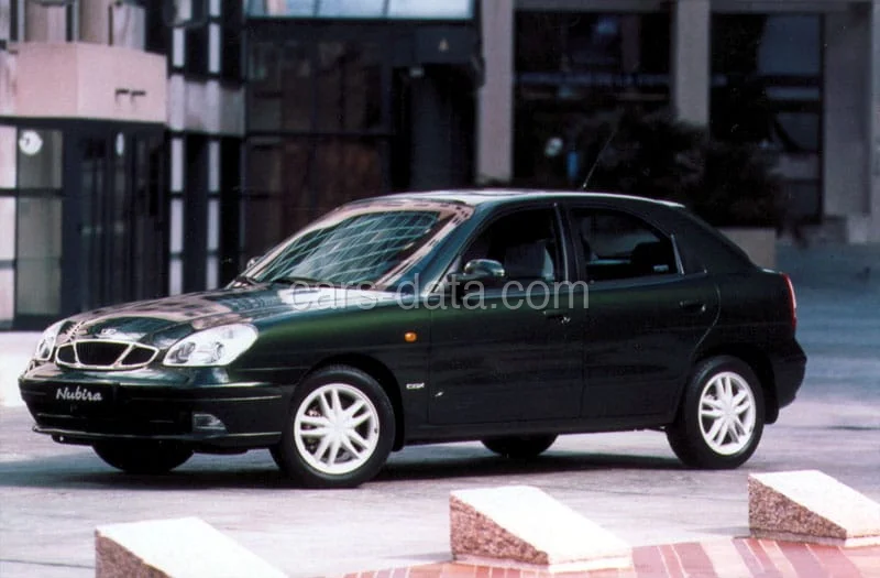 Daewoo Nubira 2.0 CDX 1999 front view