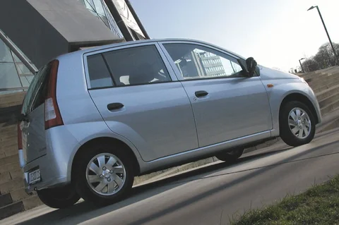 Daihatsu Cuore 1.0 12V Tokyo 2003 view 5