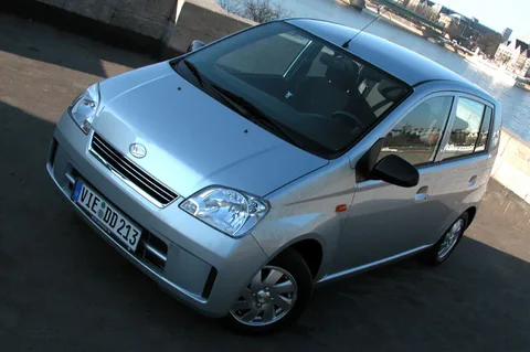 Daihatsu Cuore 1.0 12V Tokyo 2003 view 4