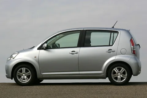 Daihatsu Sirion 2 1.0 12V DVVT Slim 2010 view 2