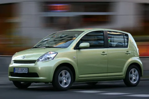 Daihatsu Sirion 2 1.0 12V DVVT Slim 2010 view 3