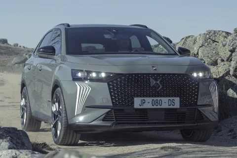 DS 7 E-Tense 225 Performance Line 2022 view 4