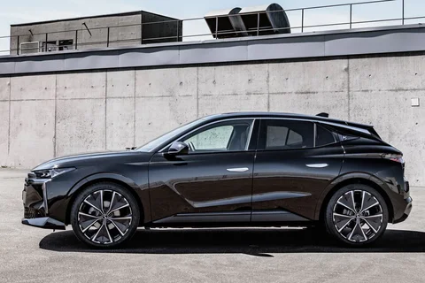 DS N°4 Plug-in Hybrid 225 Performance Line 2026 view 11