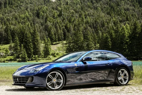 Ferrari GTC4 Lusso V8 2017 view 10