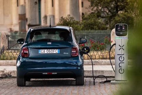 Fiat 500 500e 24kWh Action 2020 view 11