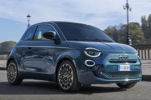 Fiat 500 Hybrid Icon 2025 view 2