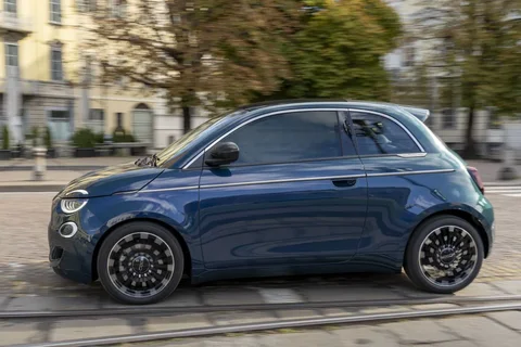 Fiat 500 Hybrid Icon 2025 view 3