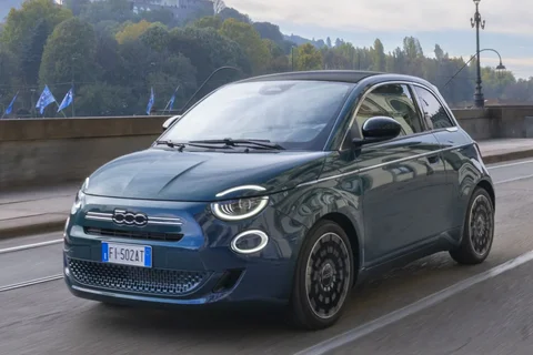 Fiat 500 Hybrid Icon 2025 view 4
