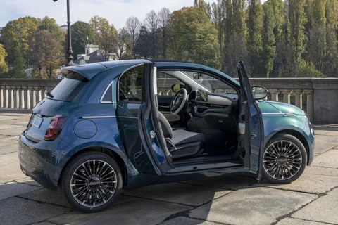 Fiat 500 Hybrid Icon 2025 view 5