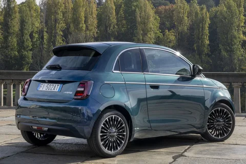 Fiat 500 Hybrid Icon 2025 view 6