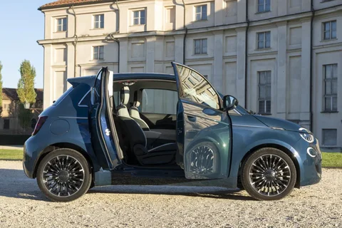 Fiat 500 Hybrid Icon 2025 view 7