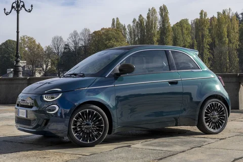 Fiat 500 Hybrid Icon 2025 view 8