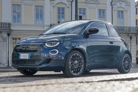 Fiat 500 Hybrid Icon 2025 view 9