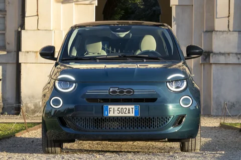 Fiat 500 Hybrid Icon 2025 view 10
