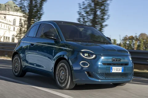Fiat 500 Hybrid Icon 2025 view 11
