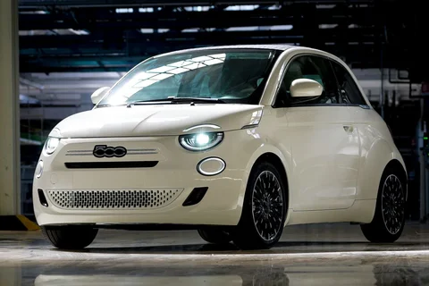 Fiat 500 Hybrid Cabrio Icon 2025 view 2