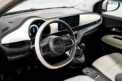 Fiat 500 Hybrid Cabrio Icon 2025 view 4