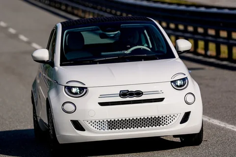 Fiat 500 Hybrid Cabrio Icon 2025 view 5