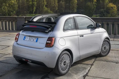 Fiat 500 Hybrid Cabrio Icon 2025 view 6