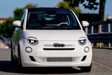 Fiat 500 Hybrid Cabrio Icon 2025 view 8