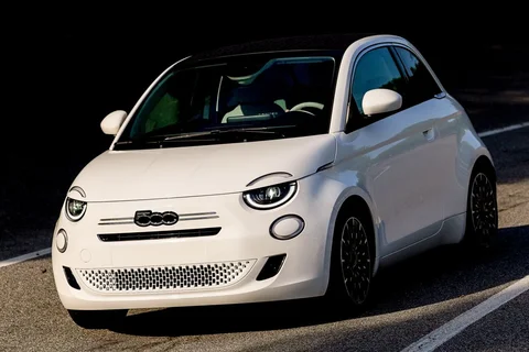 Fiat 500 Hybrid Cabrio Icon 2025 view 10