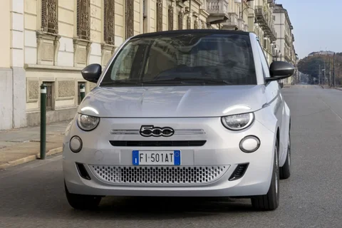 Fiat 500 Hybrid Cabrio Icon 2025 view 11