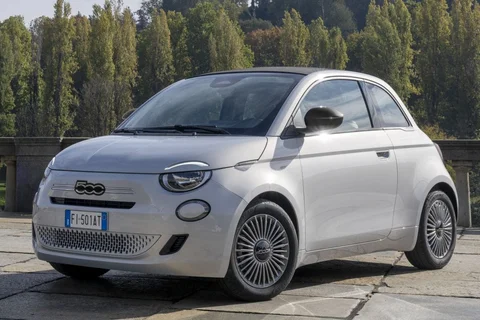 Fiat 500 Hybrid Cabrio Icon 2025 view 12