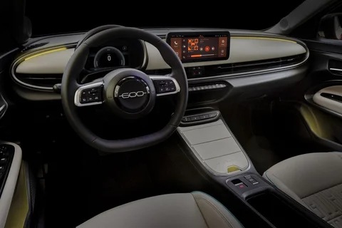 Fiat 600 Hybrid 110 La Prima 2025 view 2