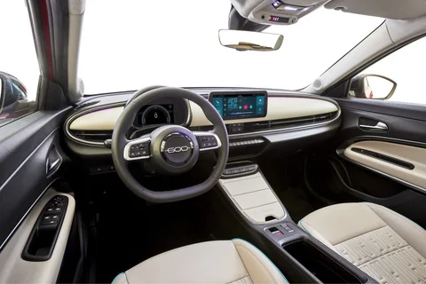 Fiat 600 Hybrid 110 La Prima 2025 view 5