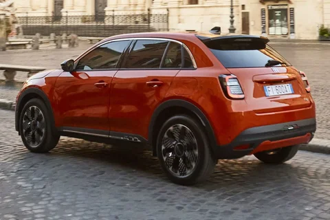Fiat 600 Hybrid 110 La Prima 2025 view 7