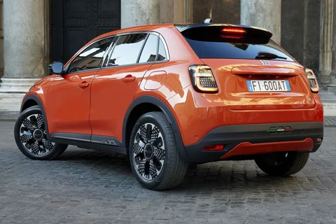 Fiat 600 Hybrid 110 La Prima 2025 view 9