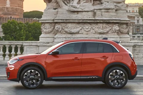 Fiat 600 Hybrid 110 La Prima 2025 view 10