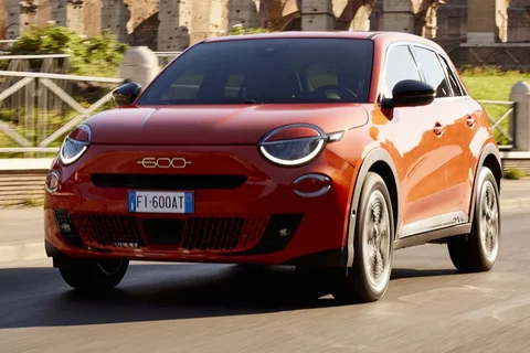 Fiat 600 Hybrid 110 La Prima 2025 view 11