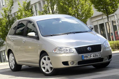 Fiat Croma 2.2 16v Dynamic 2005 view 3