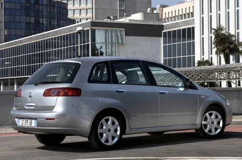 Fiat Croma 2.2 16v Dynamic 2005 view 4