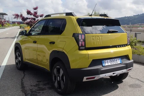 Fiat Grande Panda 44kWh Red 2024 view 2