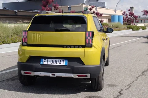 Fiat Grande Panda 44kWh Red 2024 view 7