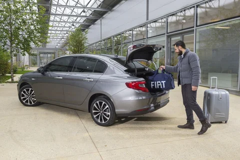 Fiat Tipo 1.3 MultiJet 16v Lounge 2016 view 2