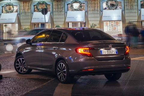 Fiat Tipo 1.3 MultiJet 16v Lounge 2016 view 3