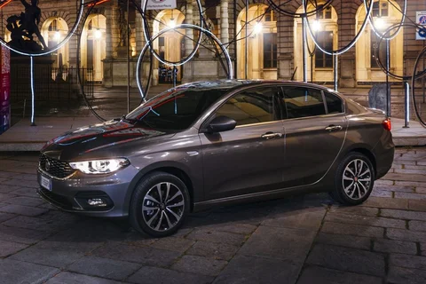 Fiat Tipo 1.3 MultiJet 16v Lounge 2016 view 4