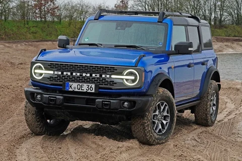 Ford Bronco 2.7 EcoBoost V6 Badlands 2024 view 11