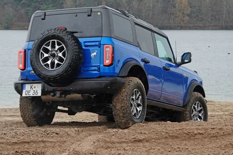 Ford Bronco 2.7 EcoBoost V6 Badlands 2024 view 12