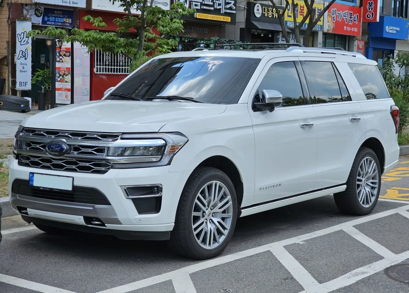 Ford Expedition 4WD 3.5L 2023 suv front view